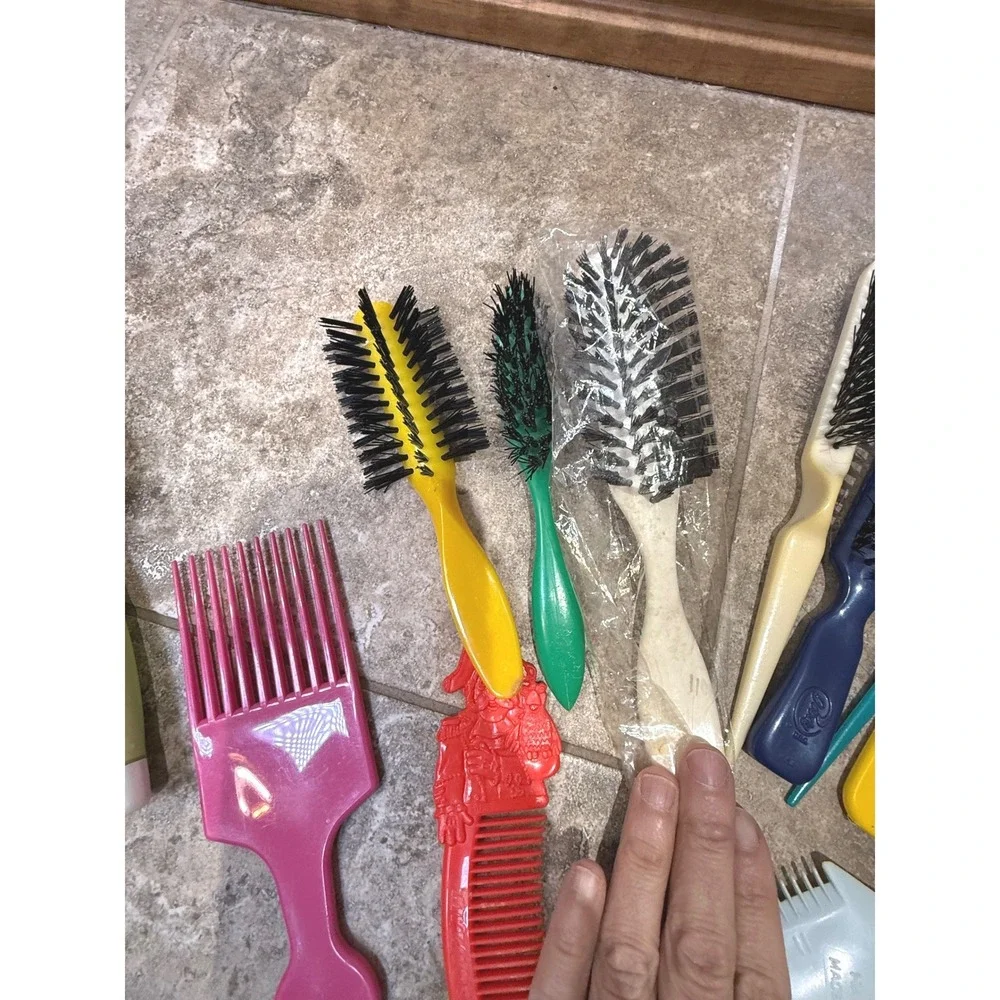 Vintage Hair Brushes & Combs Lot Retro Plastic Vanity‎ Beauty Accessories